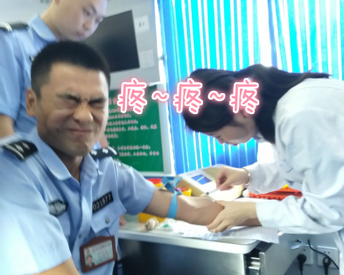 疼skr人！警察在移動獻血車上的表情包亮了