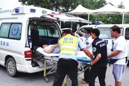 命懸一線牽動(dòng)人心，救護(hù)車臨危不亂治病救人_